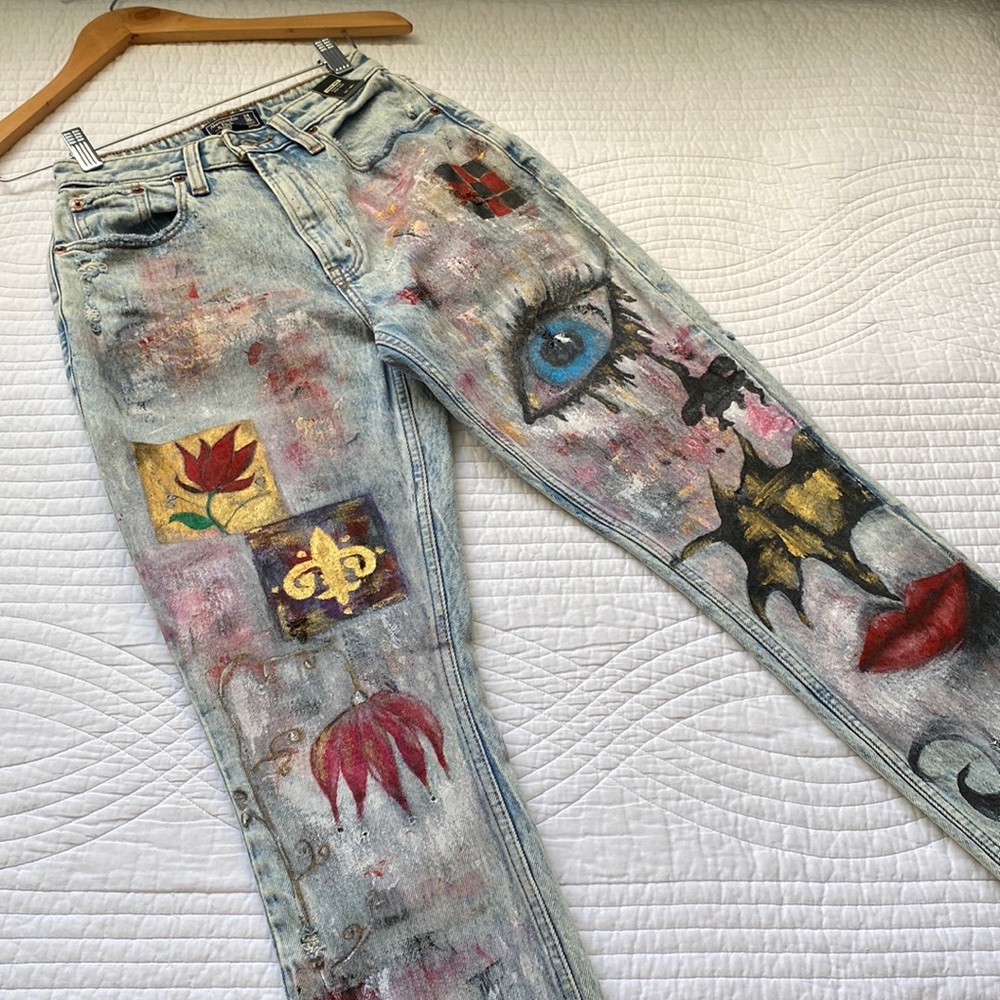 Abercrombie & Fitch Curve Love High Rise Mom Jeans Hand Painted Jeans 24 NWT
